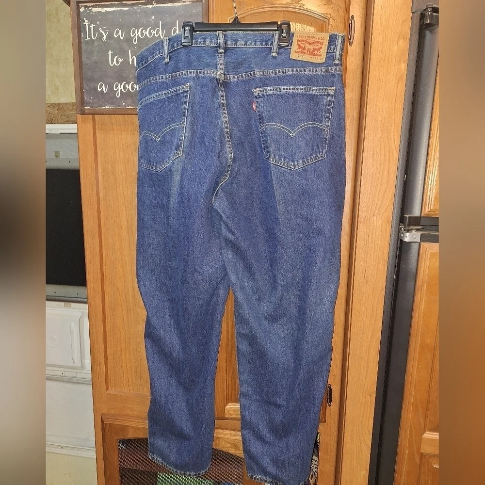 Levi's Strauss 559 Relaxed Straight leg jenas in a men's size 42x32. NWT.